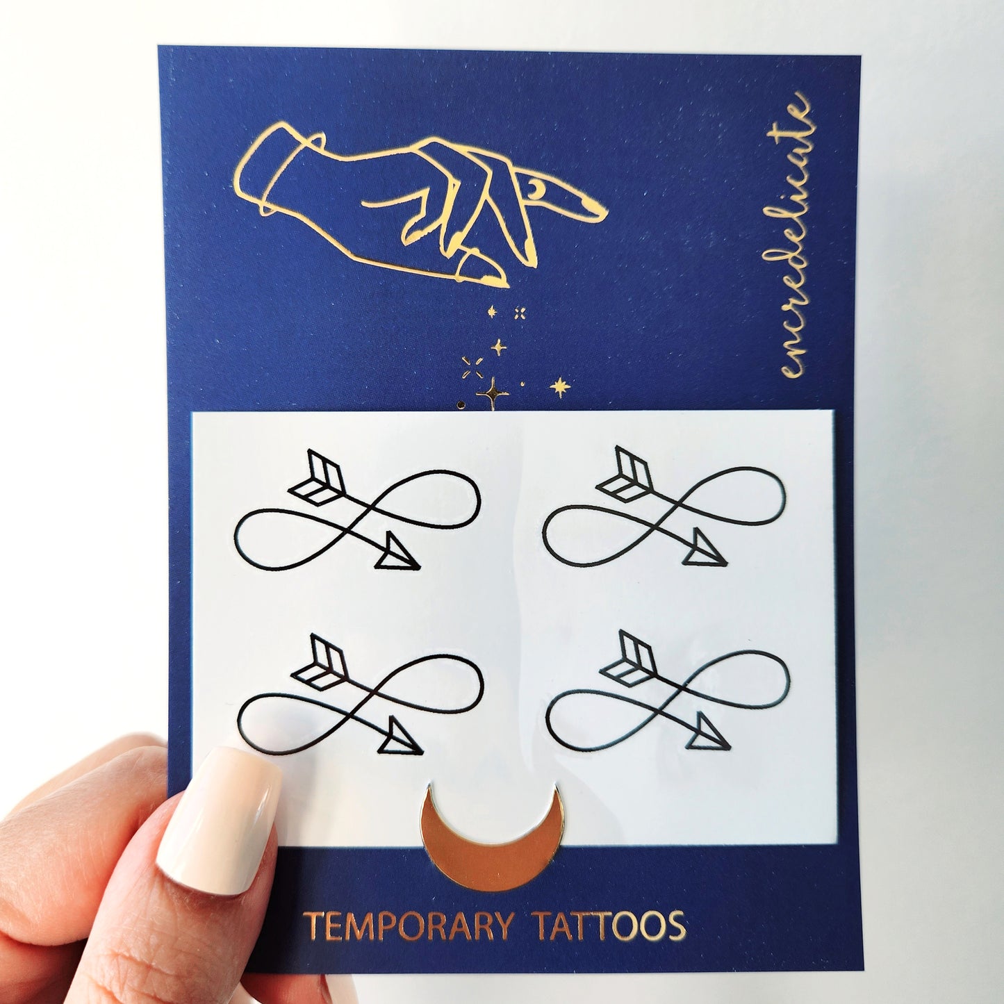 Tatouage temporaire du signe infini avec une flèche (lot de 4)