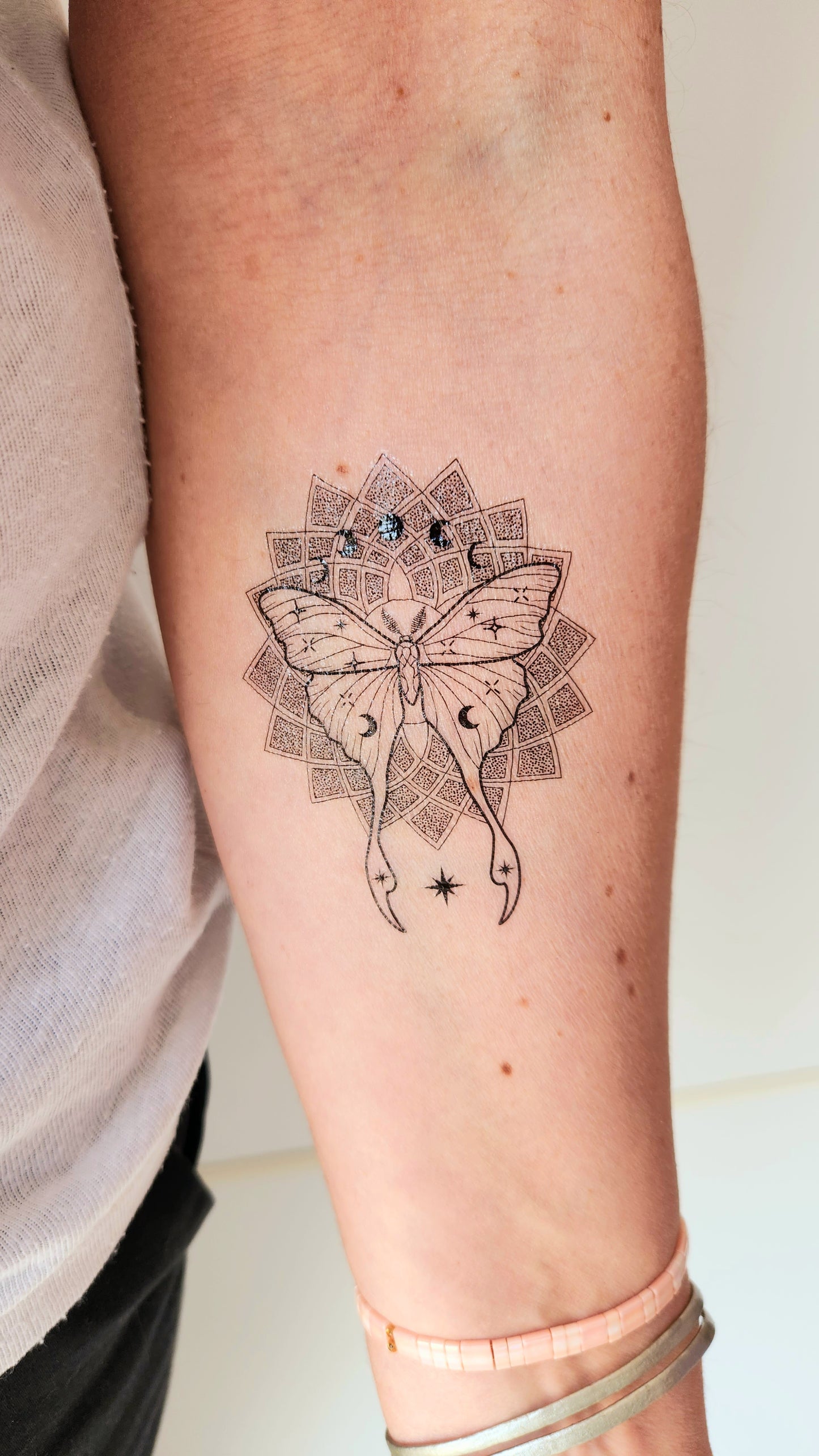 Tatouage temporaire mandala et papillon de nuit