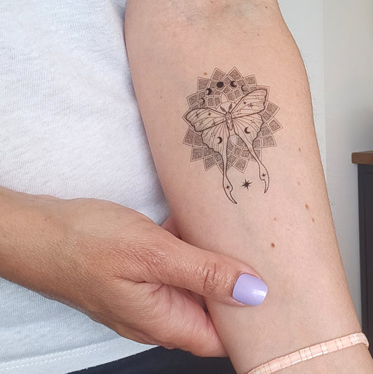 Tatouage temporaire mandala et papillon de nuit