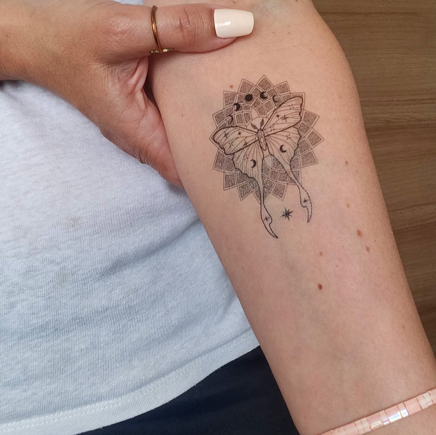 Tatouage temporaire mandala et papillon de nuit