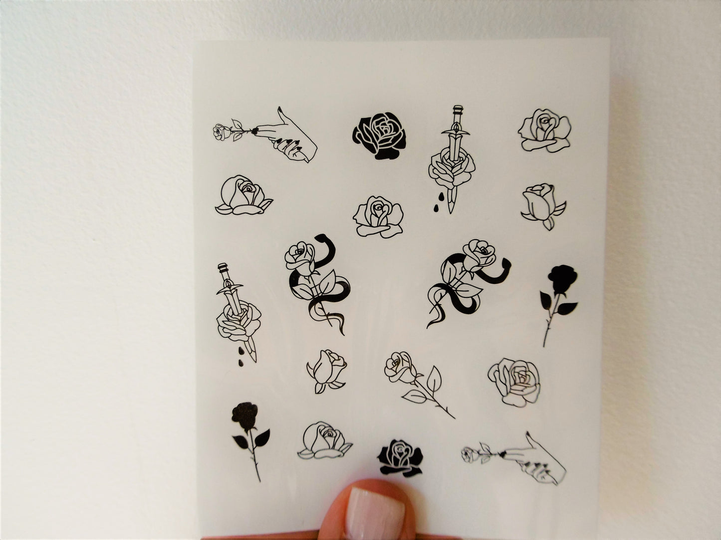 mini tatouages temporaires roses, serpent et poignard