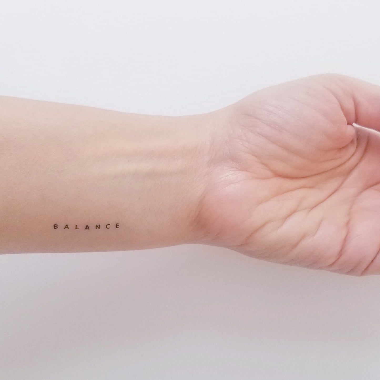 tatouages temporaires du mot balance qui signifie "équilibre" en anglais