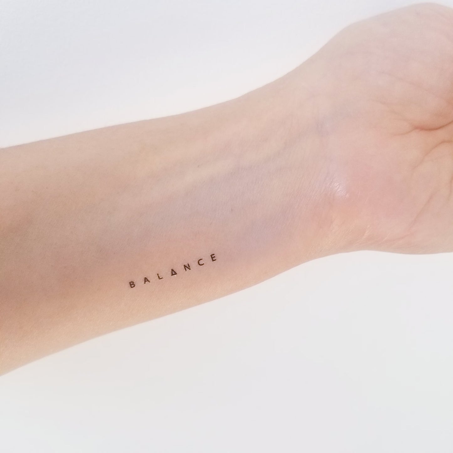 tatouages temporaires du mot balance qui signifie "équilibre" en anglais