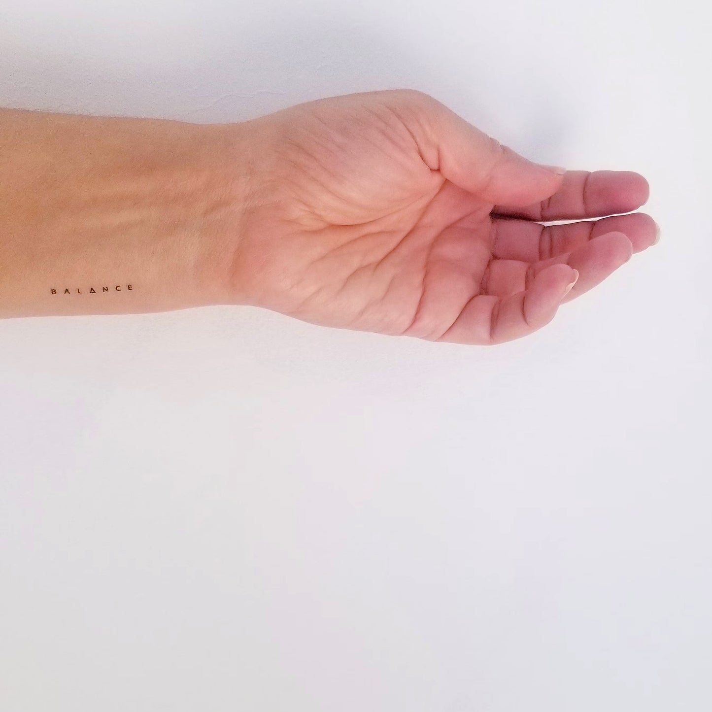 tatouages temporaires du mot balance qui signifie "équilibre" en anglais