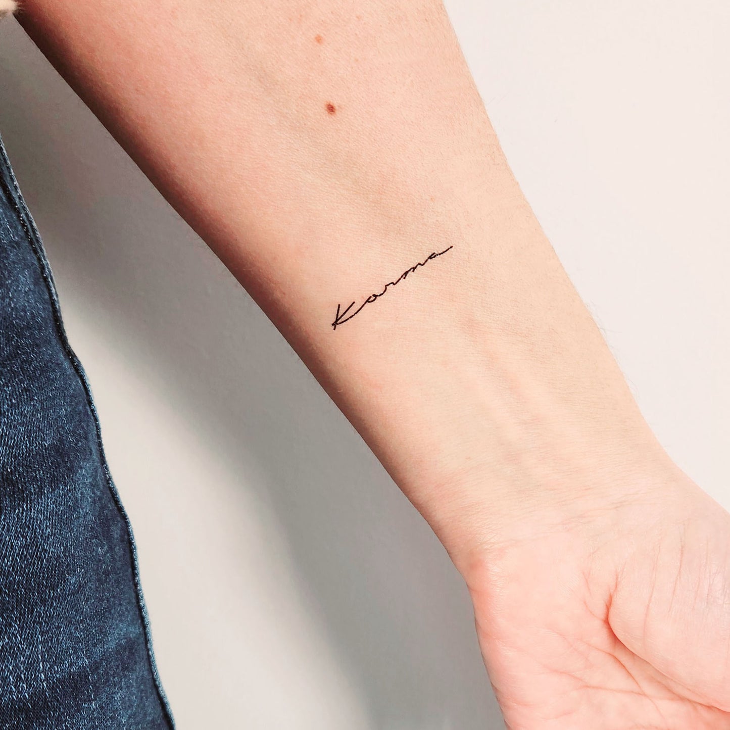 tatouage temporaire mot karma (set de 4)