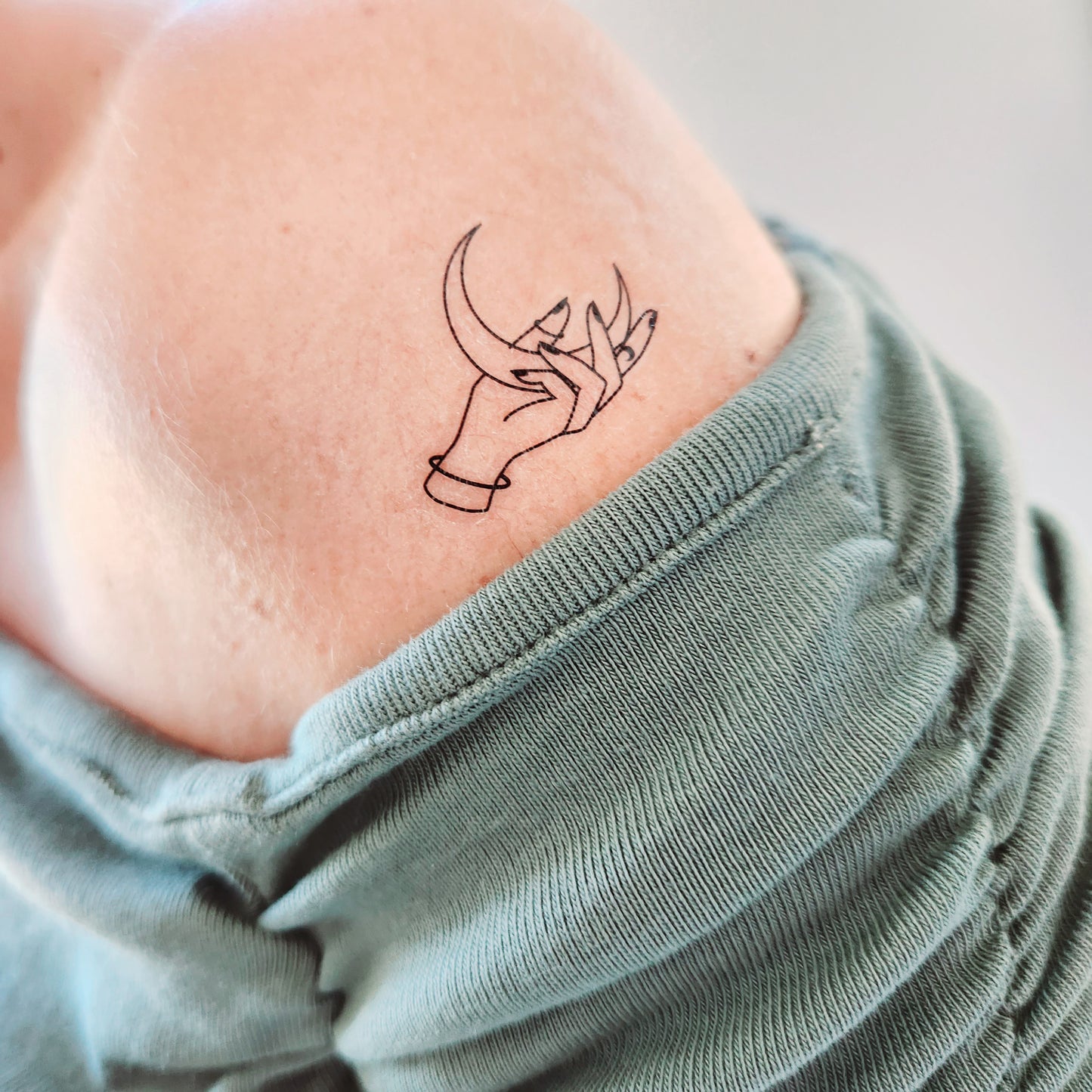 tatouage temporaire de main tenant la lune (set de 3)