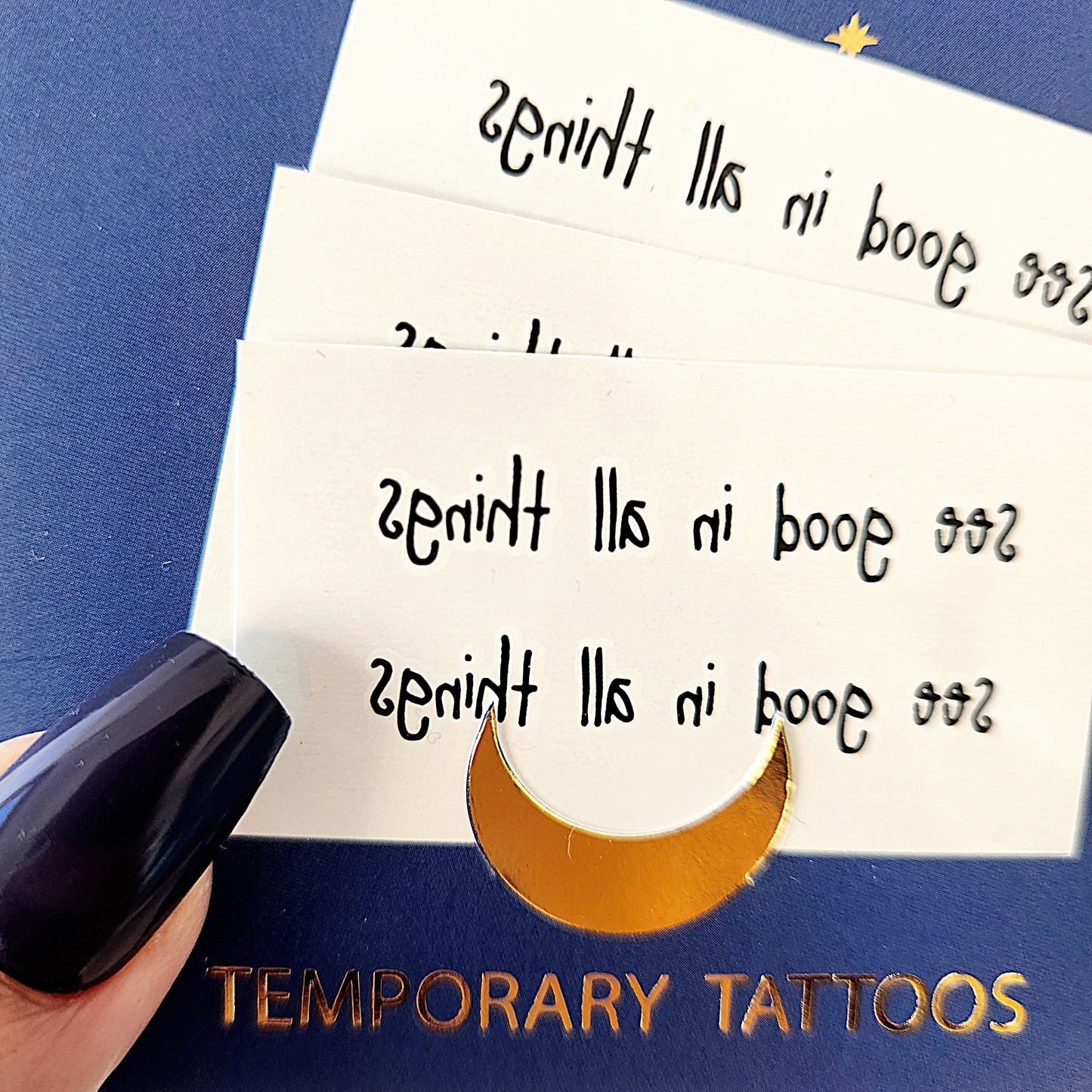 tatouage temporaire de la phrase "see good in all things" qui signifie "voit le bon en toutes choses" (3 sets de 2)