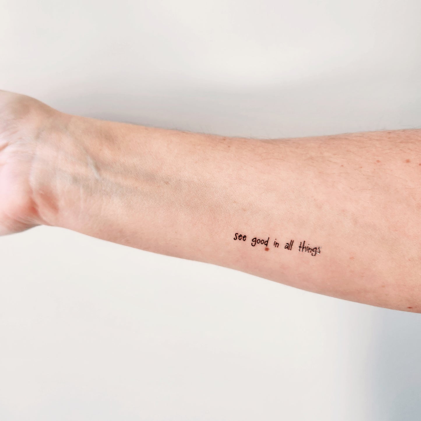tatouage temporaire de la phrase "see good in all things" qui signifie "voit le bon en toutes choses" (3 sets de 2)