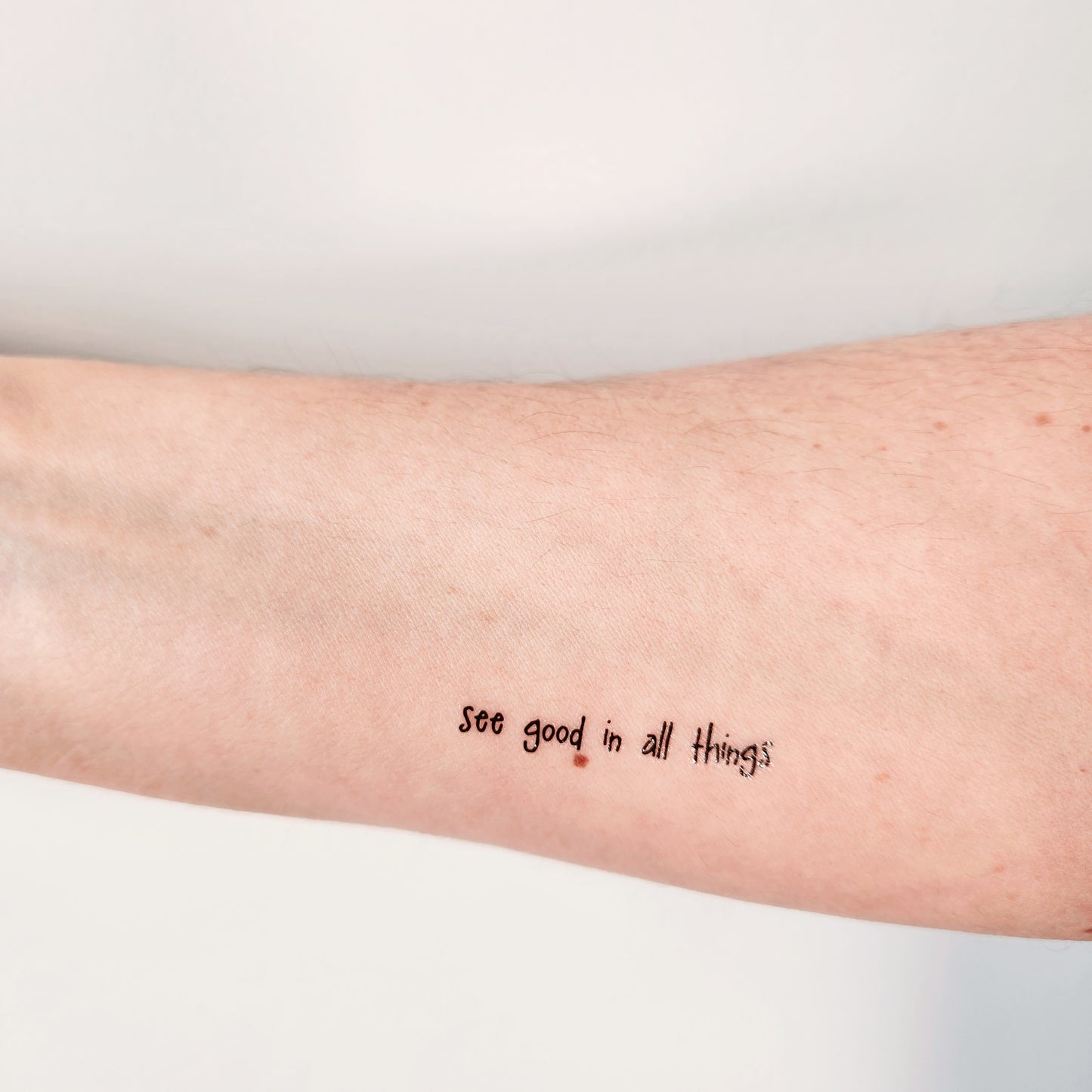 tatouage temporaire de la phrase "see good in all things" qui signifie "voit le bon en toutes choses" (3 sets de 2)