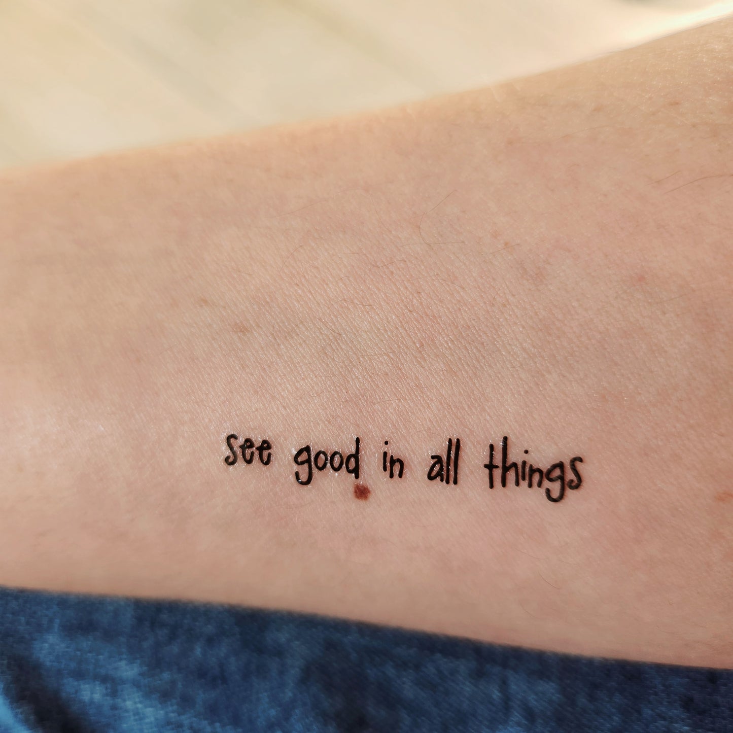 tatouage temporaire de la phrase "see good in all things" qui signifie "voit le bon en toutes choses" (3 sets de 2)