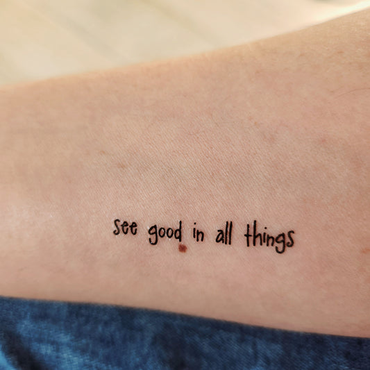tatouage temporaire de la phrase "see good in all things" qui signifie "voit le bon en toutes choses" (3 sets de 2)