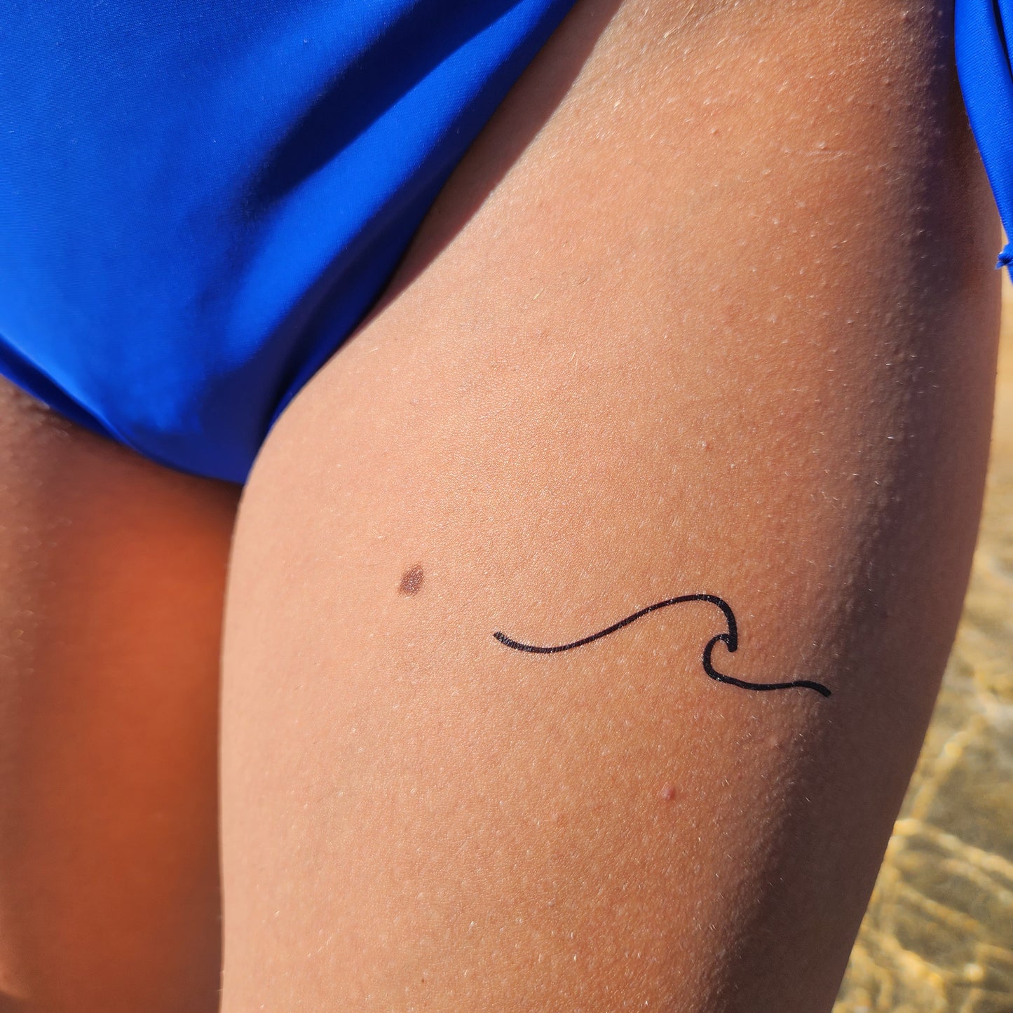 Tatouage temporaire d'une vague minimaliste (lot de 4)