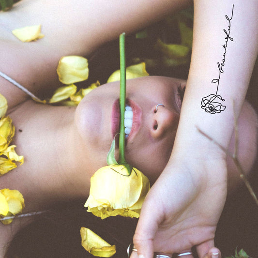 tatouage temporaire d'une rose avec le mot beautiful dessiné avec une seule ligne (set de 2) - encredelicate