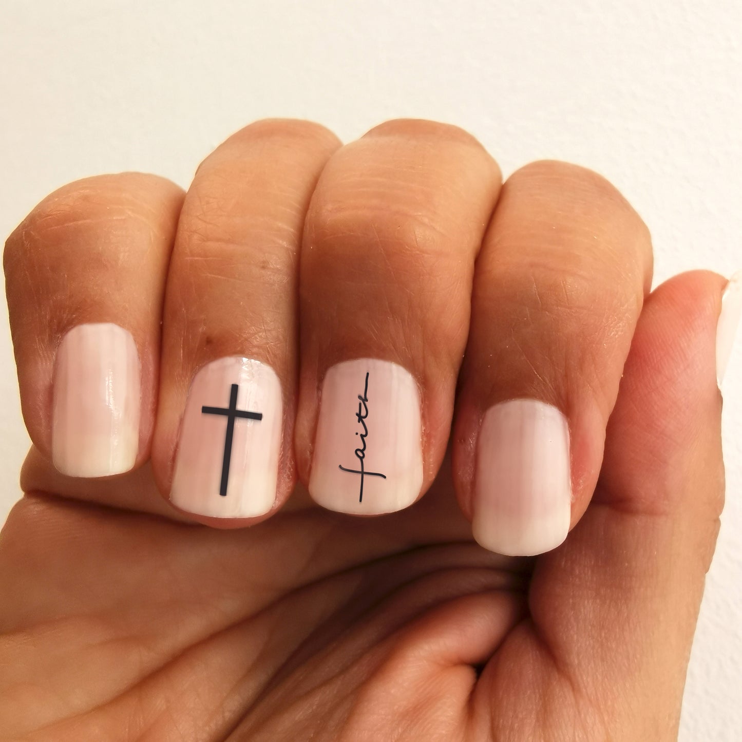 tatouages autocollants pour ongles de croix et du mot faith