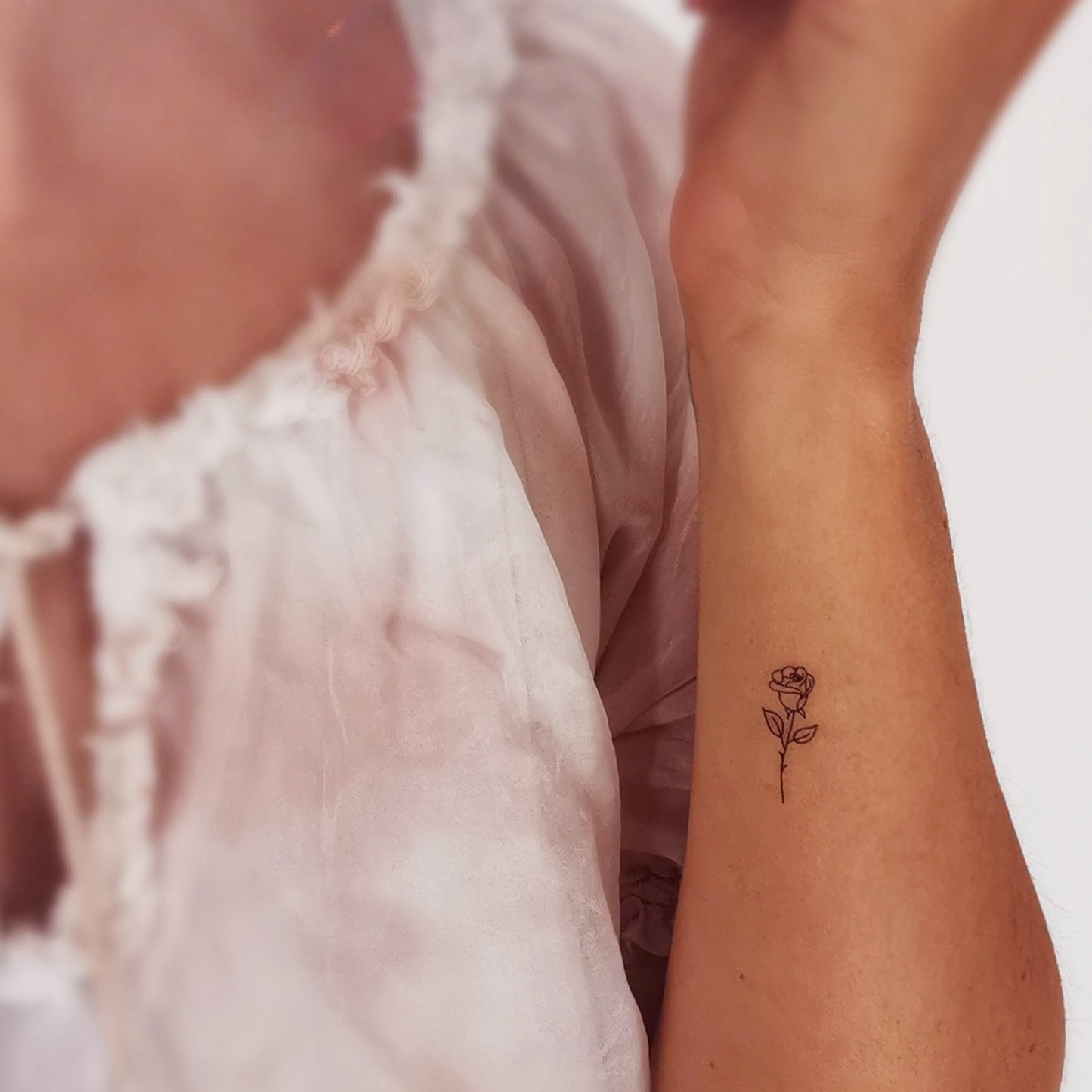 Tatouage temporaire de mini rose (lot de 4)