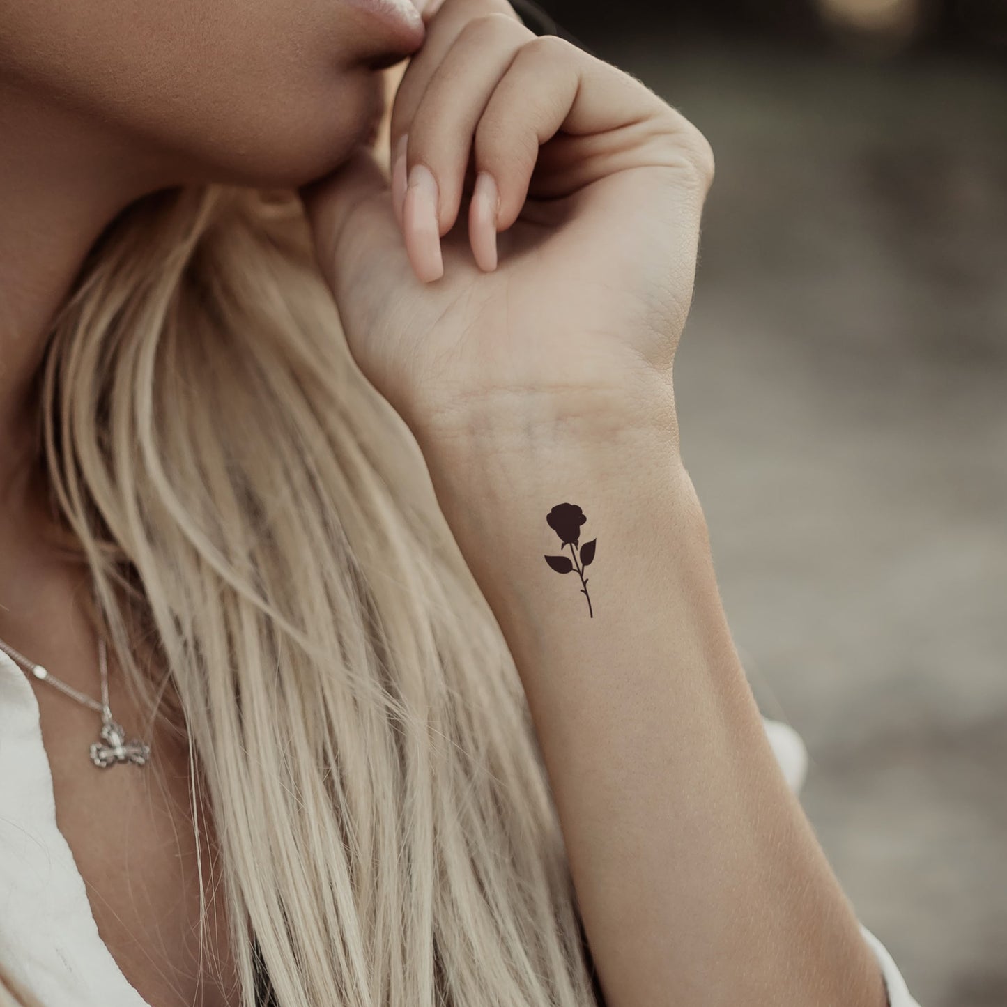 Tatouage temporaire petite rose noire (lot de 4)