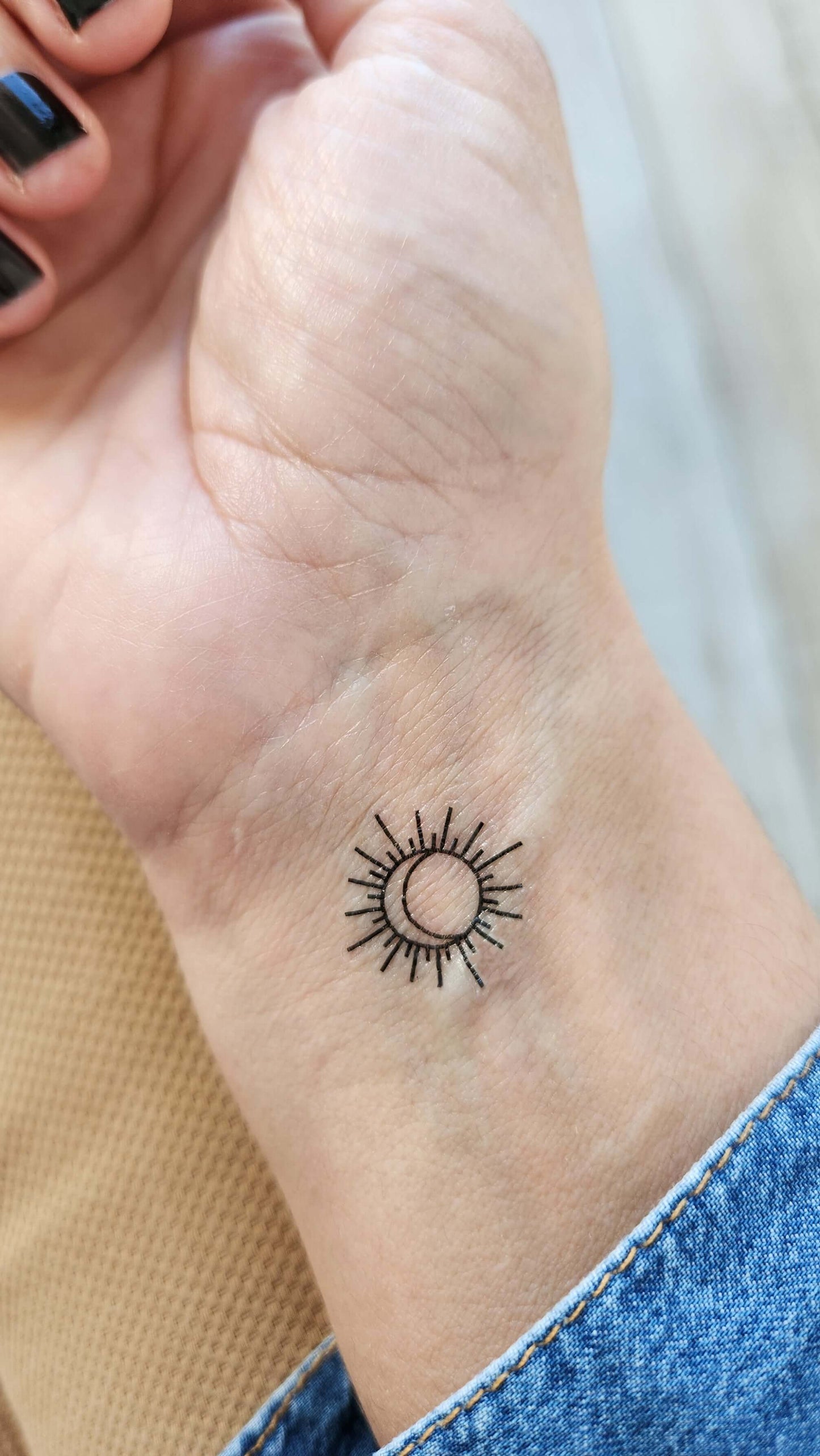 Tatouages temporaires minimalistes de soleil et de lune (set de 6)