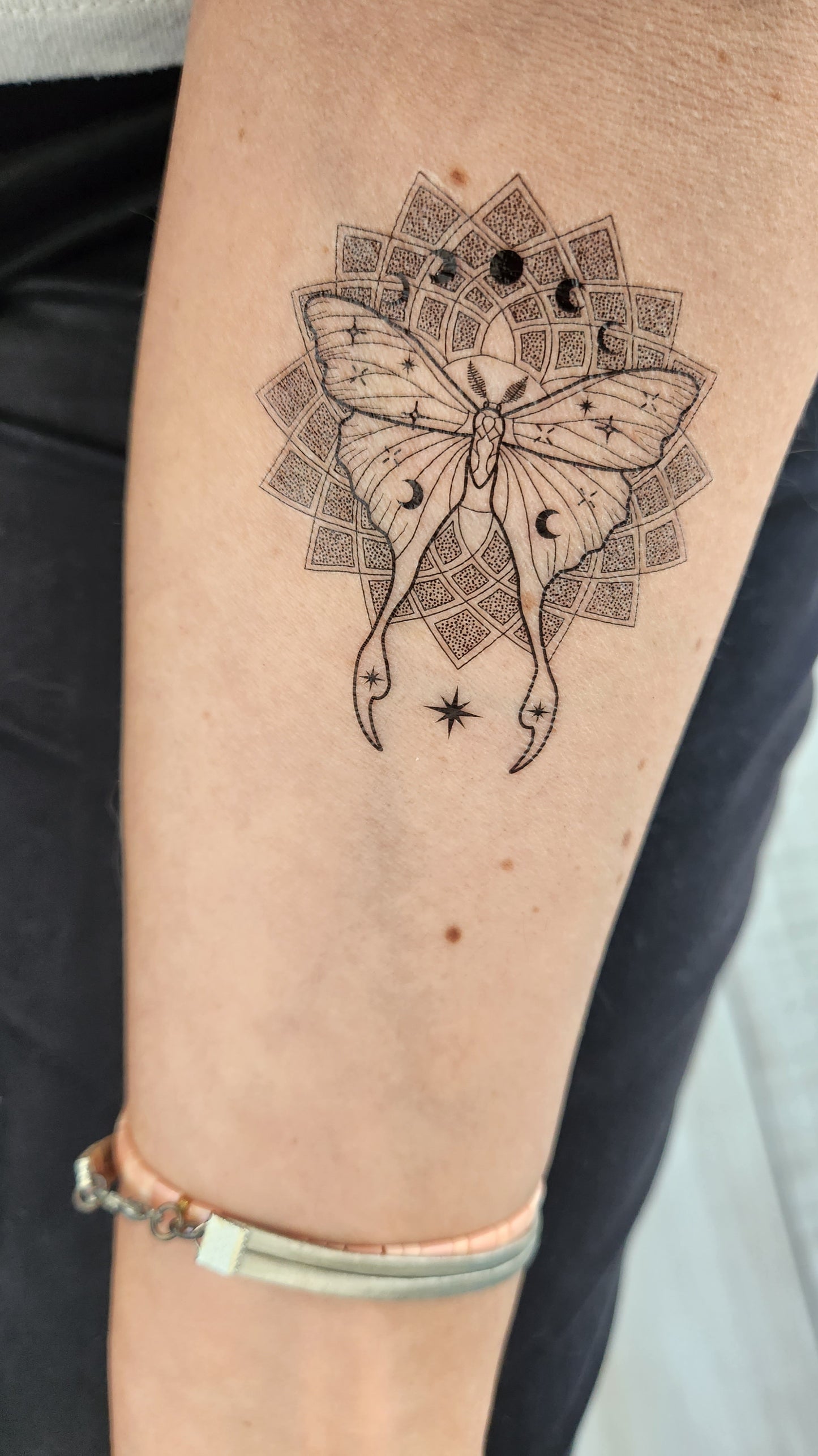 Tatouage temporaire mandala et papillon de nuit