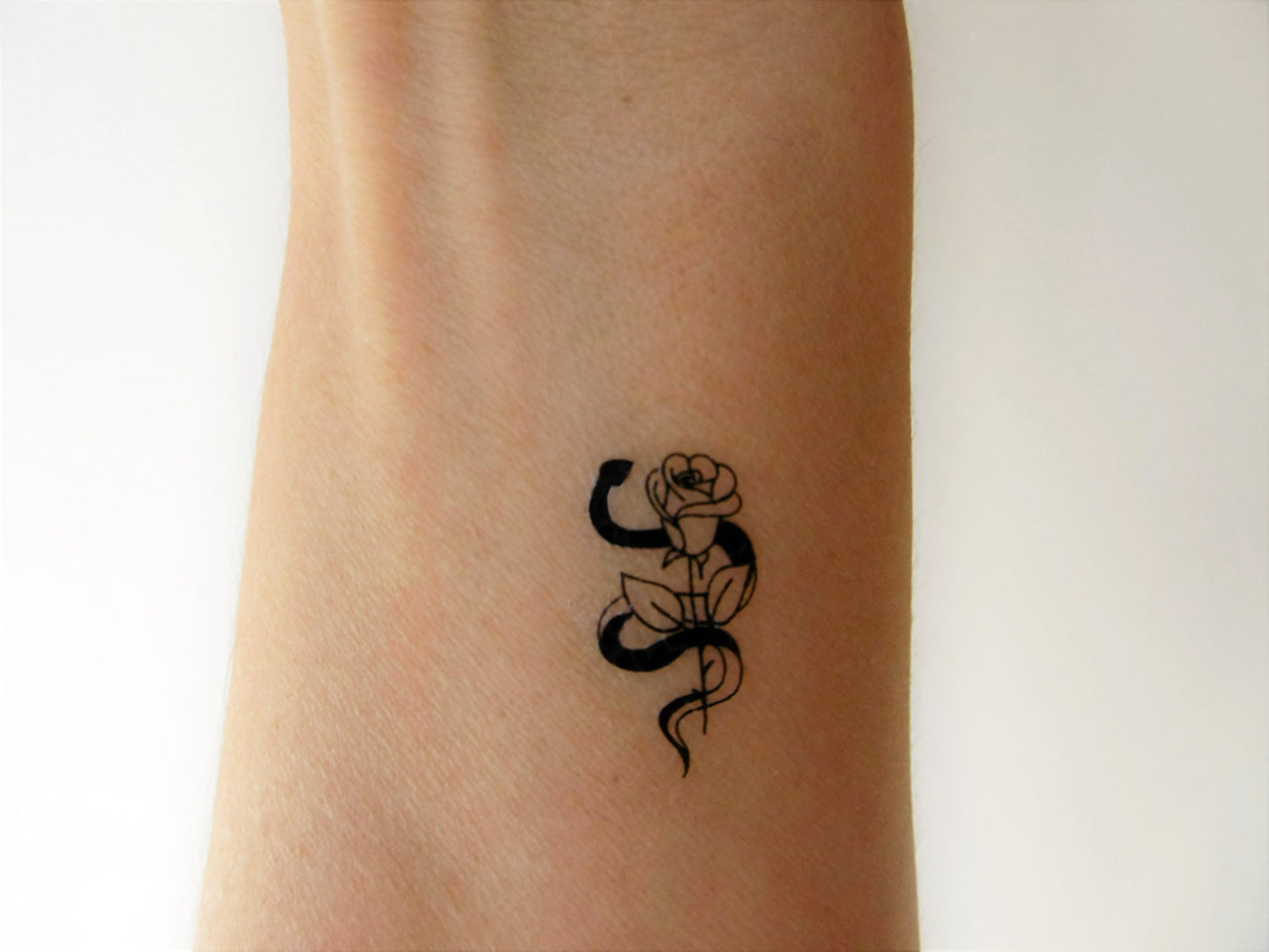 mini tatouages temporaires roses, serpent et poignard