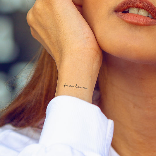 tatouage temporaire du mot "sans peur" soit fearless (4 tatouages)