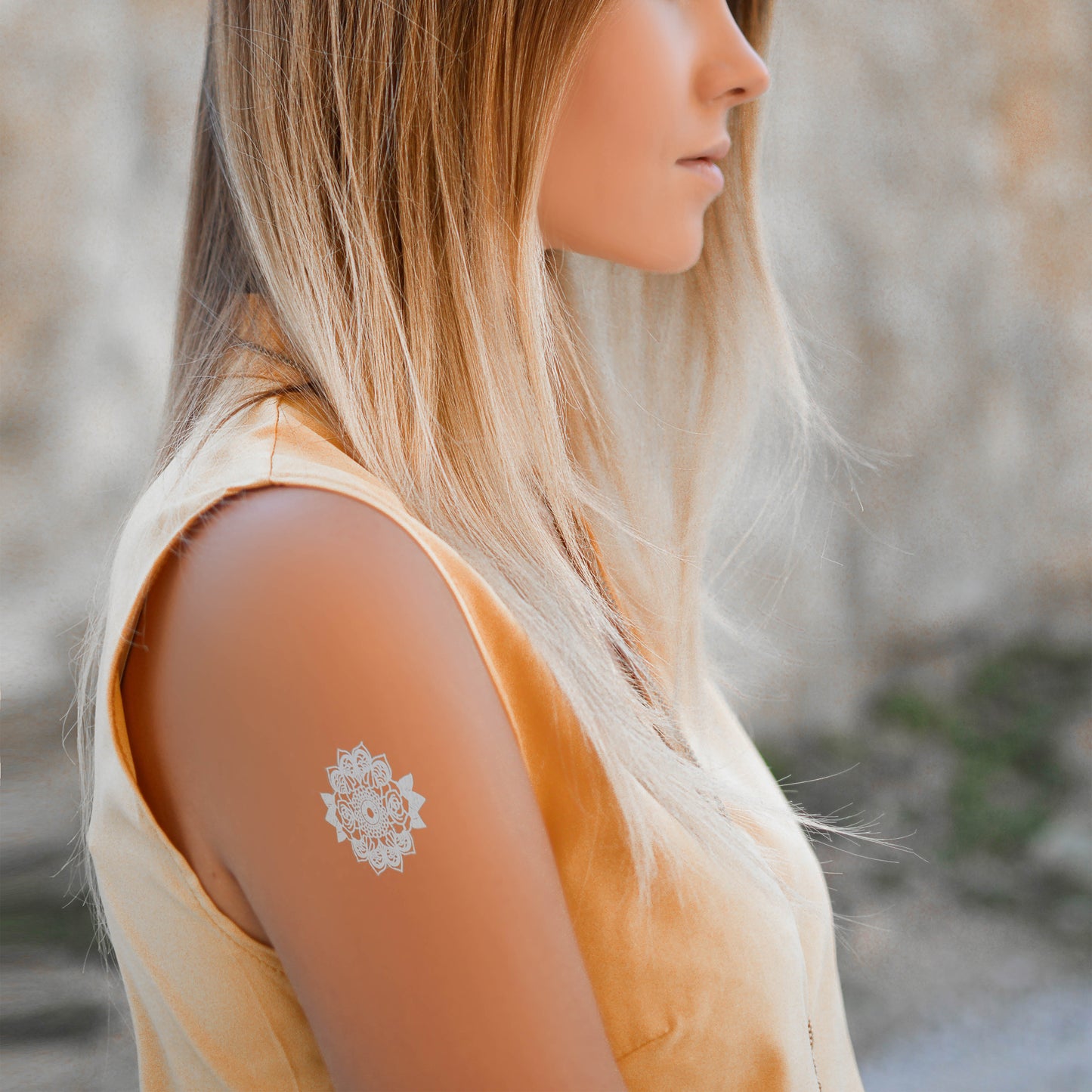 tatuaje temporal de mandala blanca