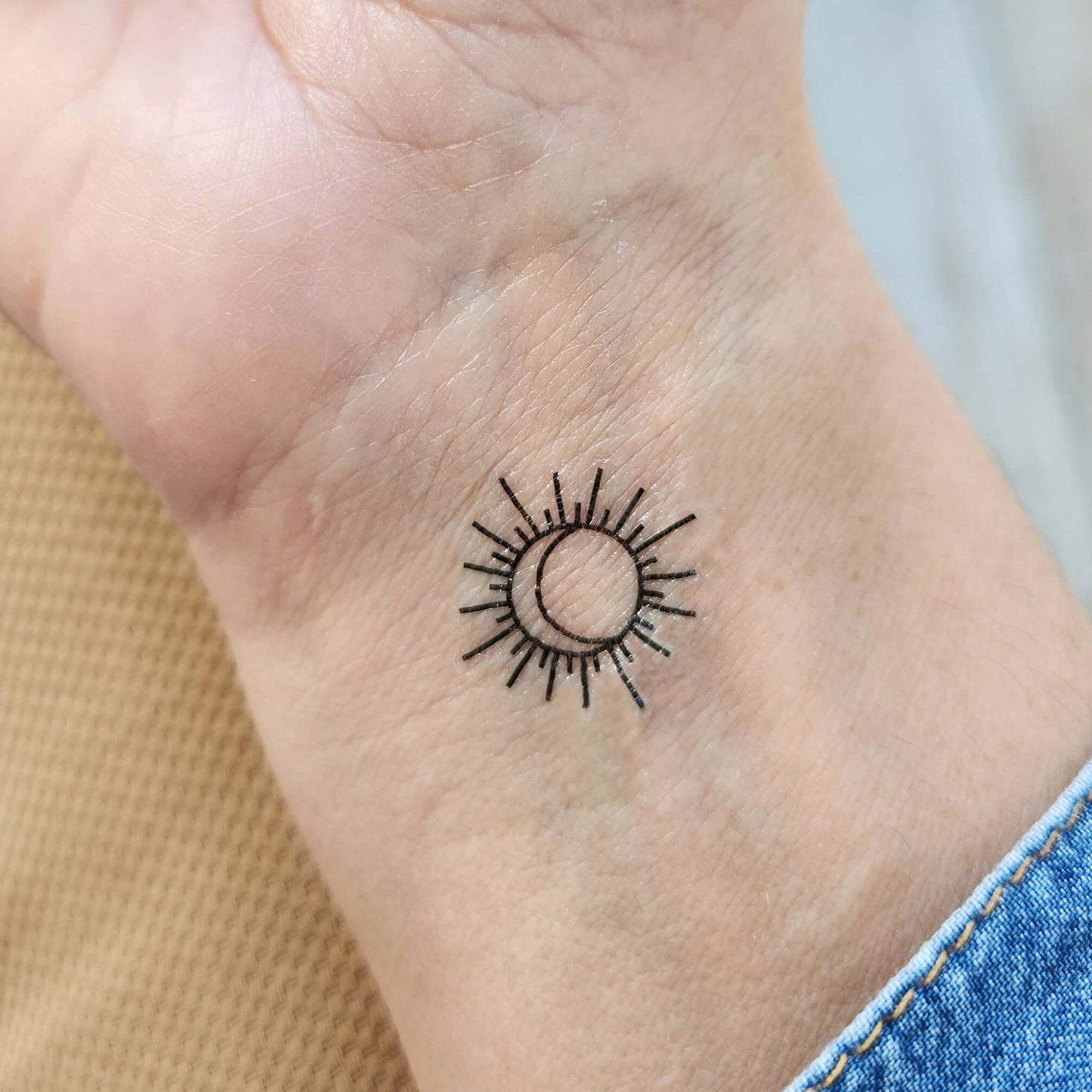 Tatouages temporaires minimalistes de soleil et de lune (set de 6)