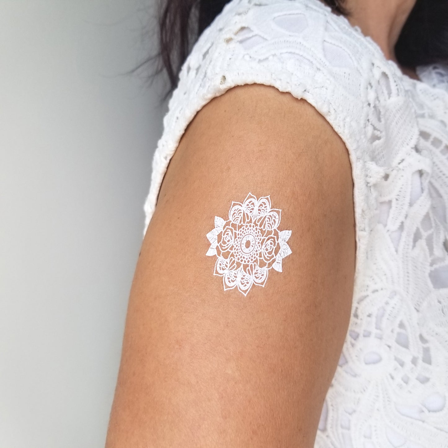 tatouage temporaire mandala blanc
