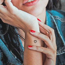 Charger l&#39;image dans la galerie, Tatouage temporaire de petits coeurs en noir (lot de 16)