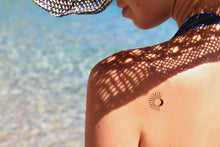 Charger l&#39;image dans la galerie, Tatouage temporaire d&#39;une lune et d&#39;un soleil avec les rais de lumière (lot de 2) - encredelicate 