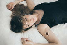 Charger l&#39;image dans la galerie, tatouage temporaire petit serpent noir pour femme ou homme (lot de 3) - encredelicate 